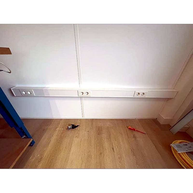 Wand goot aangebracht met daarin 6 wandcontactdozen