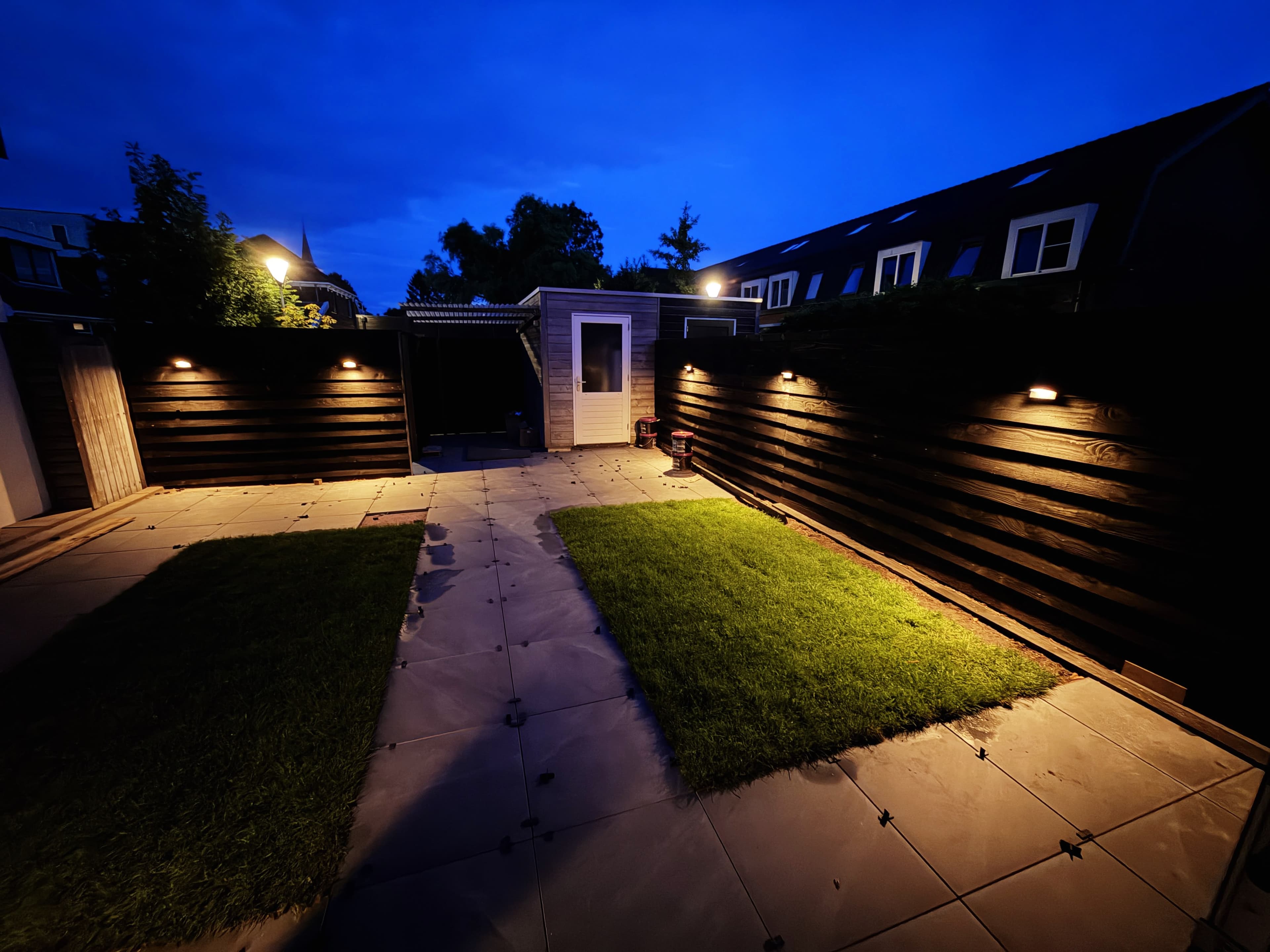 Sfeerverlichting aangebracht op de schutting rondom tuin en terras